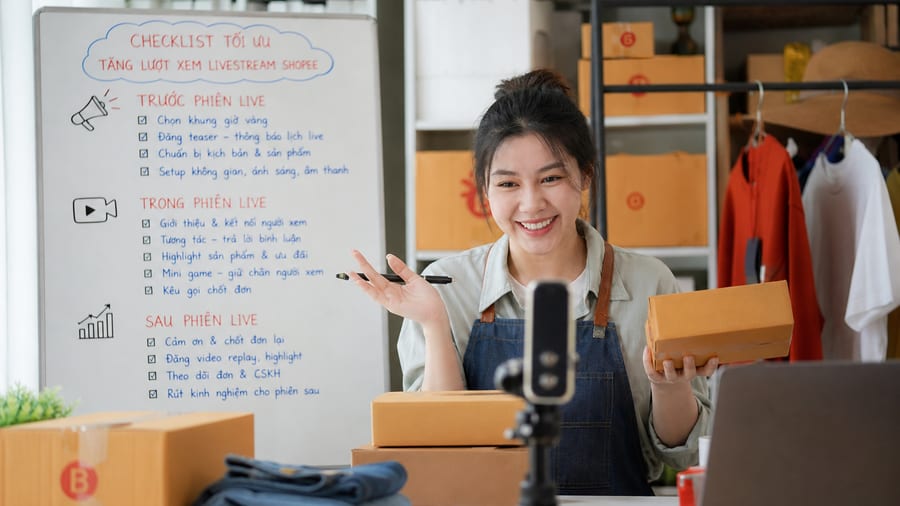 Người bán theo dõi phiên live để tăng mắt live Shopee hiệu quả Người bán nhìn màn hình livestream để tăng mắt live Shopee